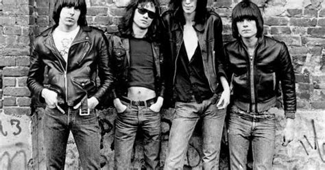  Blitzkrieg Bop: เพลงปังก์ร็อคสุดเร้าใจที่จุดชนวนการปฏิวัติทางดนตรี